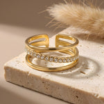 Lundholm Ziva goudkleurige drielaagse ring met zirkonia op natuursteen – Scandinavisch design