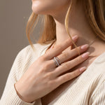 Lundholm Ziva zilveren ring met zirkonia gedragen aan de hand – stapelring look in één ring