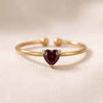 Lundholm Zoe ring januari dames goudkleurig – birthstone ring met donkerrood hartje (granaat)