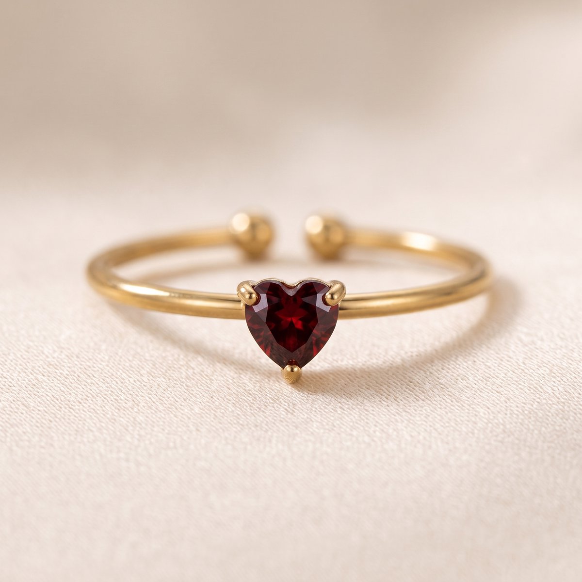 Lundholm Zoe ring januari dames goudkleurig – birthstone ring met donkerrood hartje (granaat)