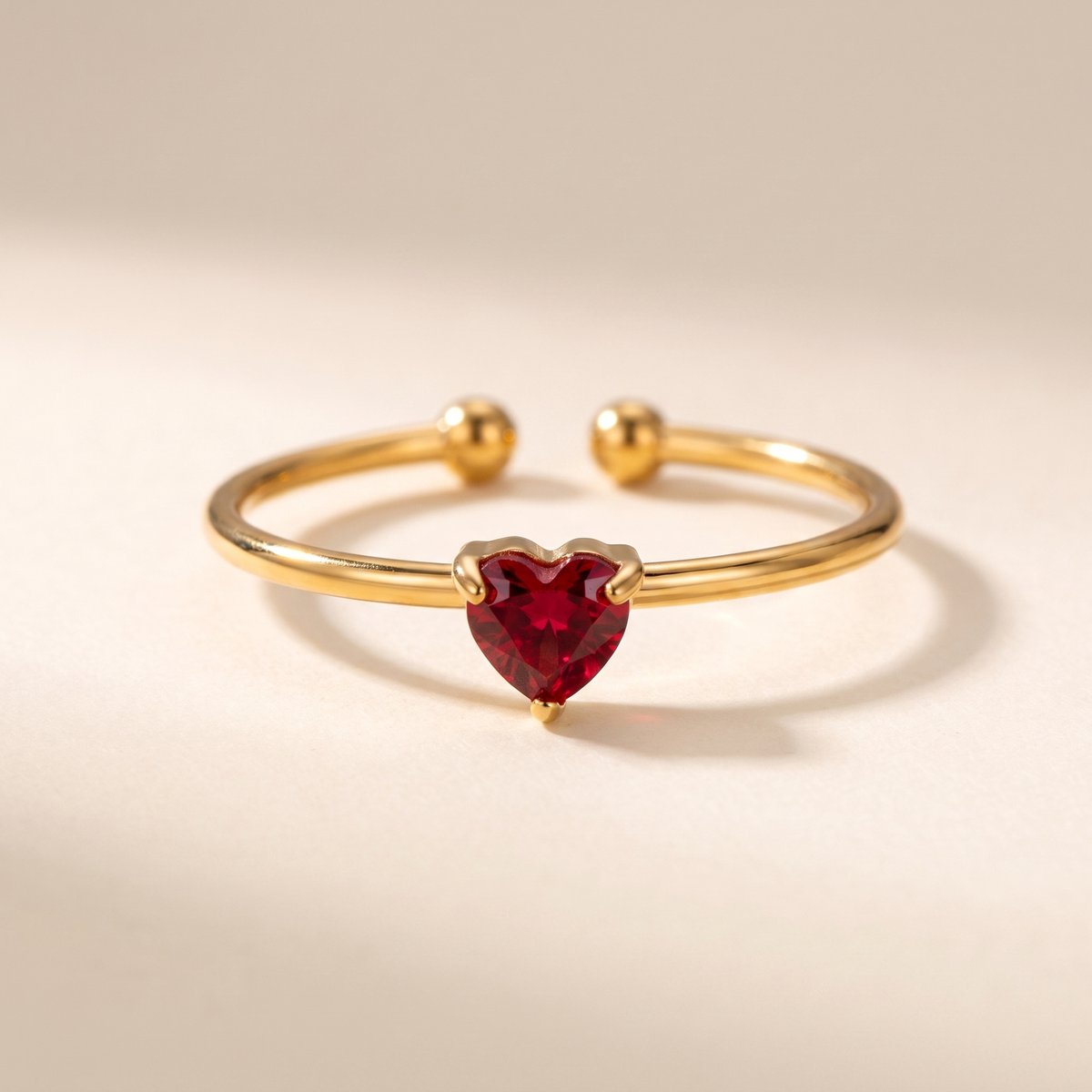 Lundholm Zoe ring juli dames goudkleurig – birthstone ring met rood hartje