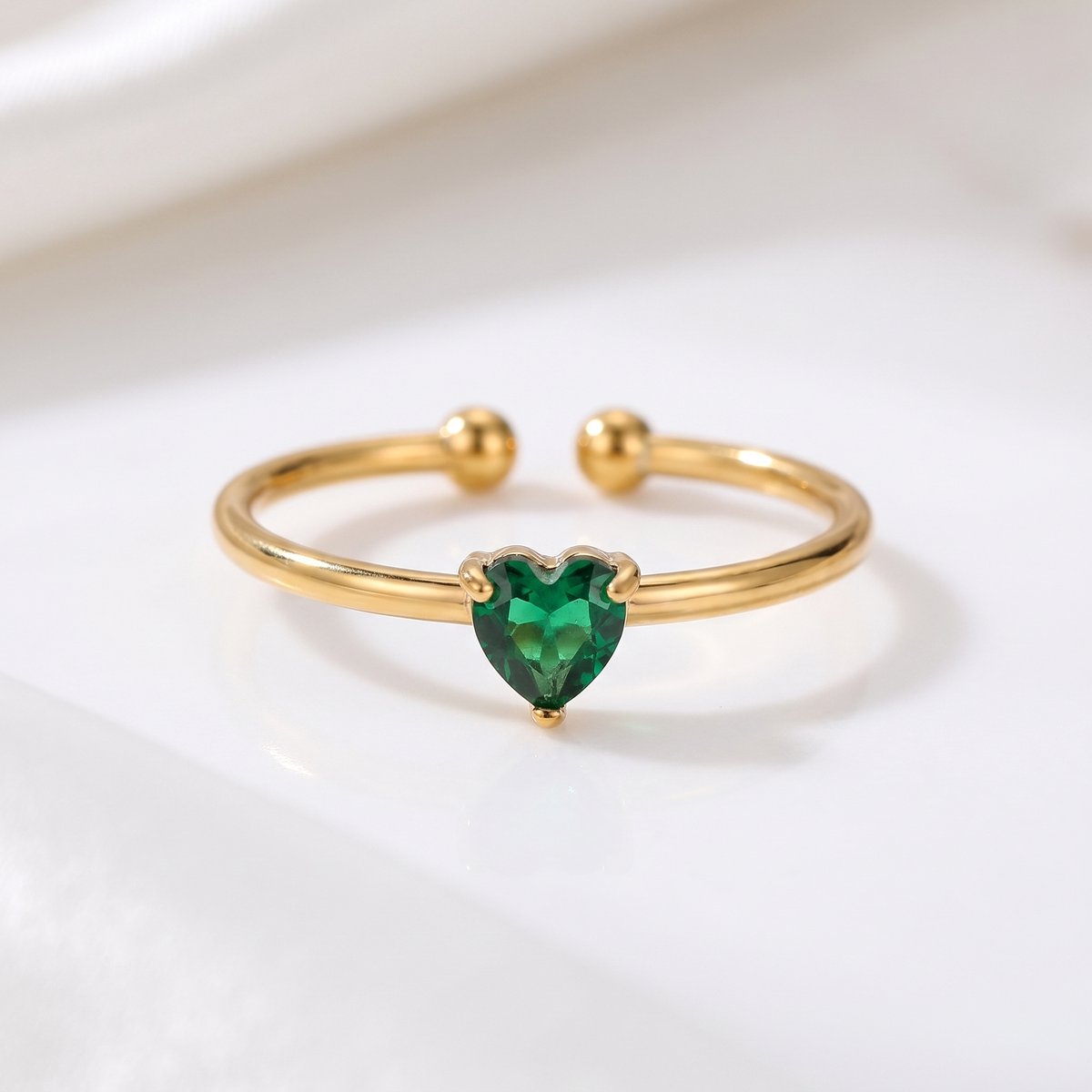 Lundholm Zoe ring mei dames goudkleurig – birthstone ring met groen hartje