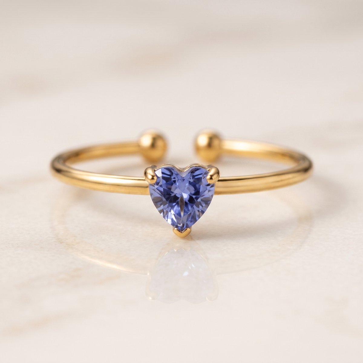 Lundholm Zoe ring september dames goudkleurig – birthstone ring met donkerblauw hartje