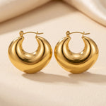 Vera oorbellen goudkleurig stainless steel — chunky hoops vooraanzicht productfoto Lundholm