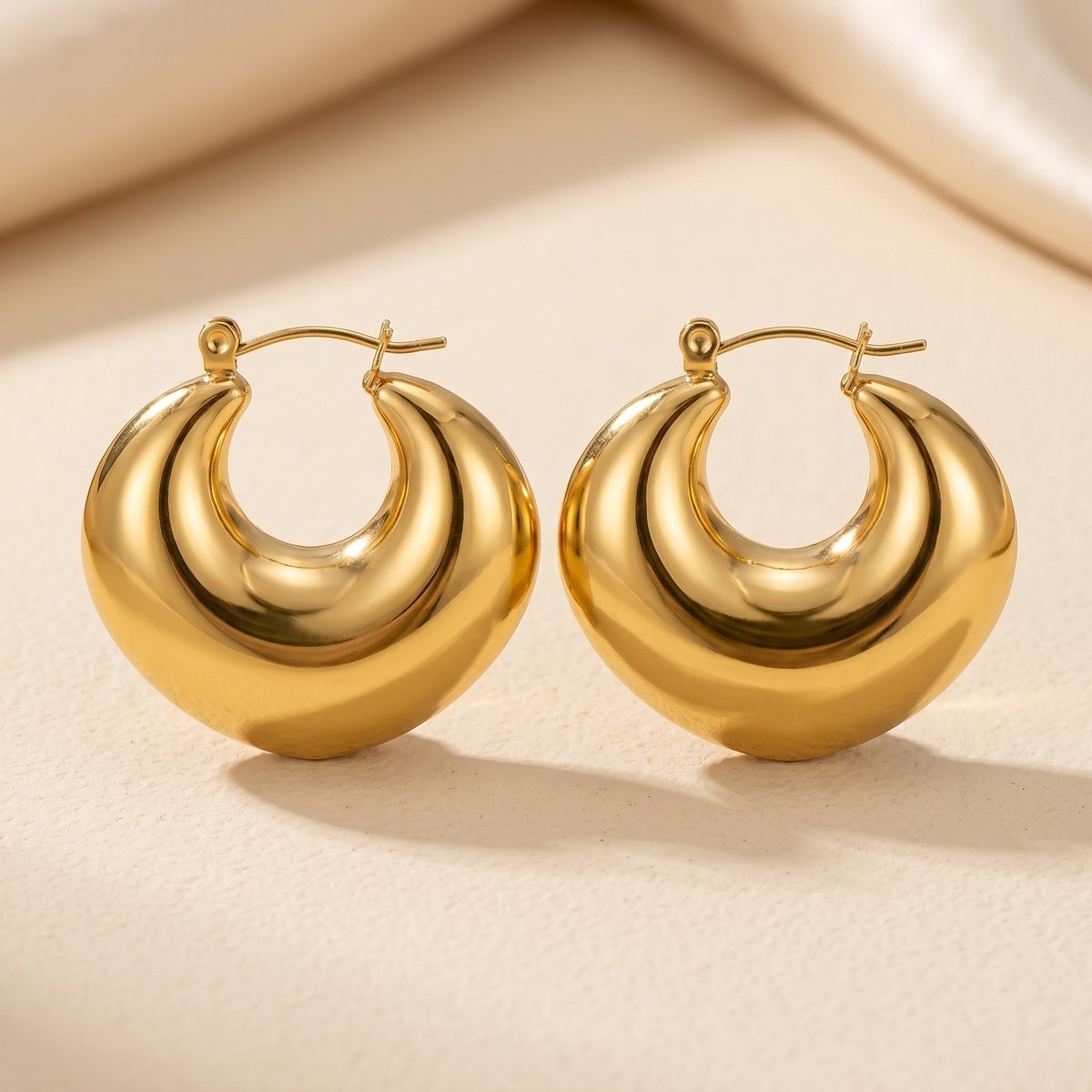 Vera oorbellen goudkleurig stainless steel — chunky hoops vooraanzicht productfoto Lundholm